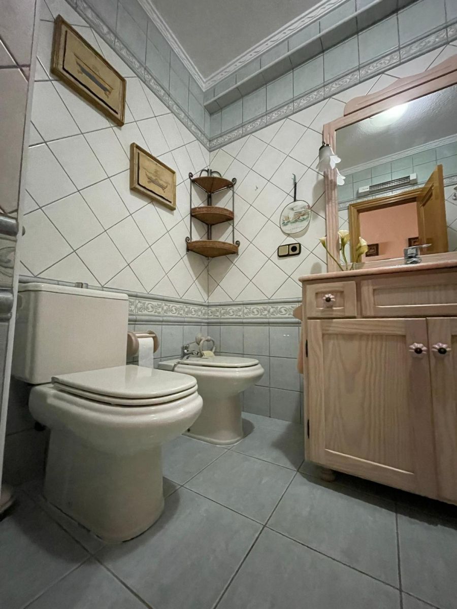 4-Bedroom Apartment in Torrevieja - Image 30