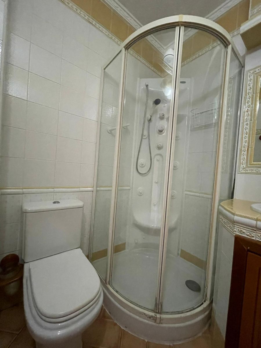 4-Bedroom Apartment in Torrevieja - Image 34