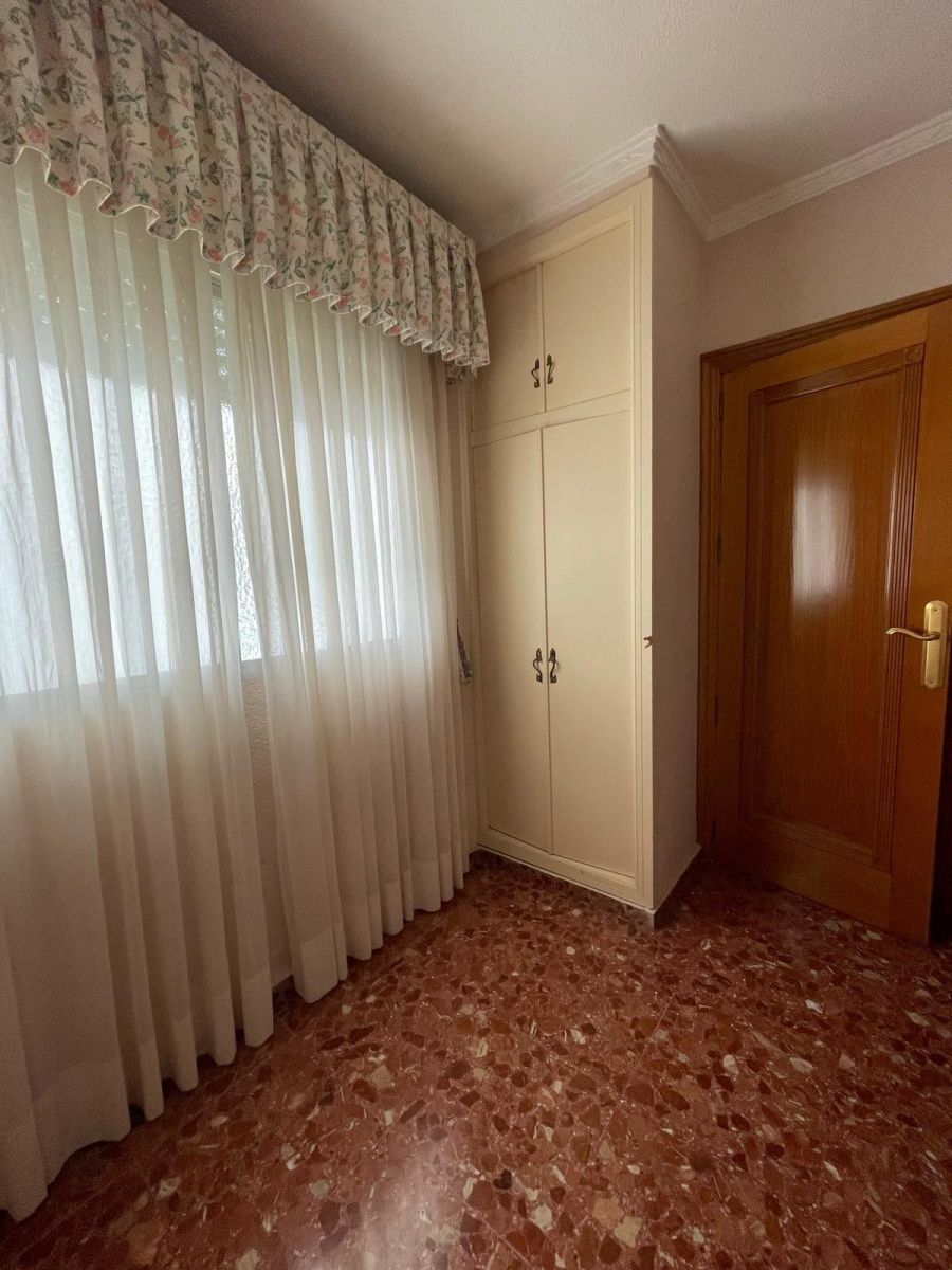 4-Bedroom Apartment in Torrevieja - Image 35