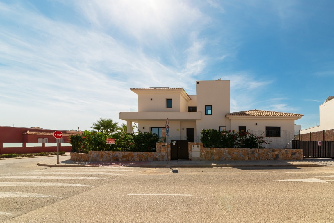 4-Bedroom Villa in Los Montesinos - Image 1