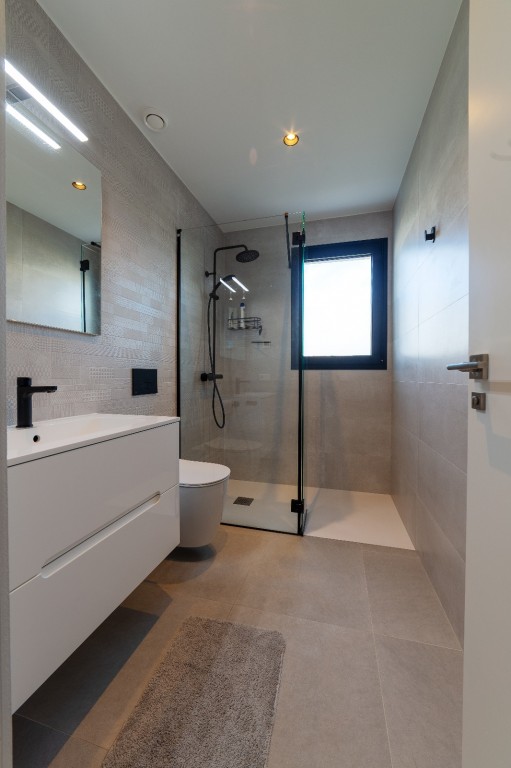 4-Bedroom Villa in Los Montesinos - Image 11