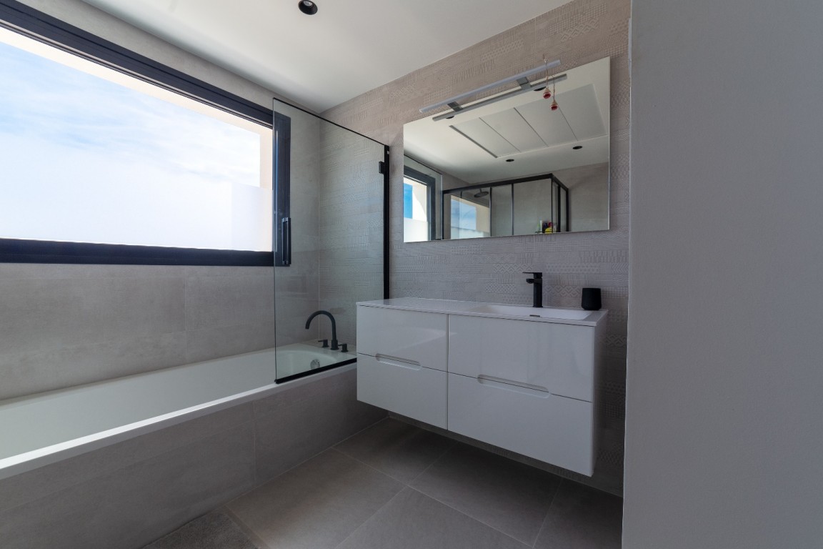 4-Bedroom Villa in Los Montesinos - Image 15