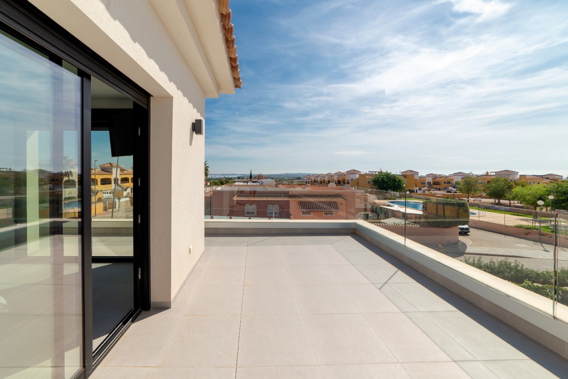 4-Bedroom Villa in Los Montesinos - Image 16