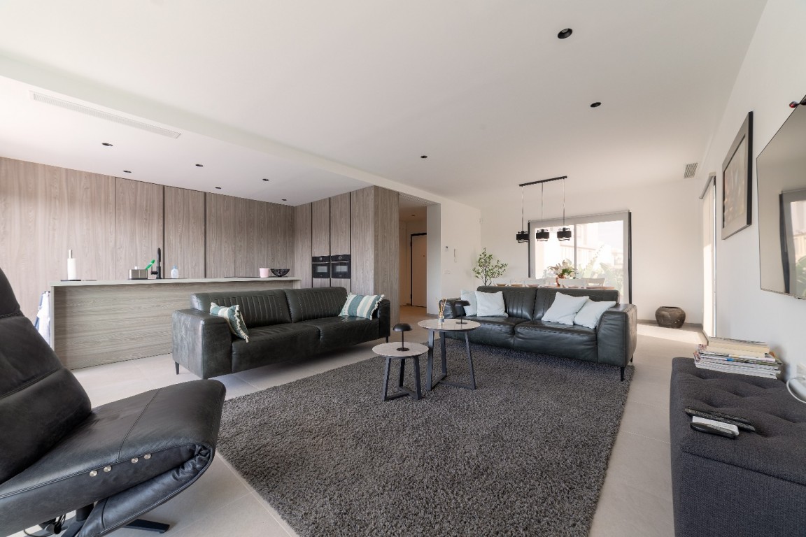 4-Bedroom Villa in Los Montesinos - Image 2