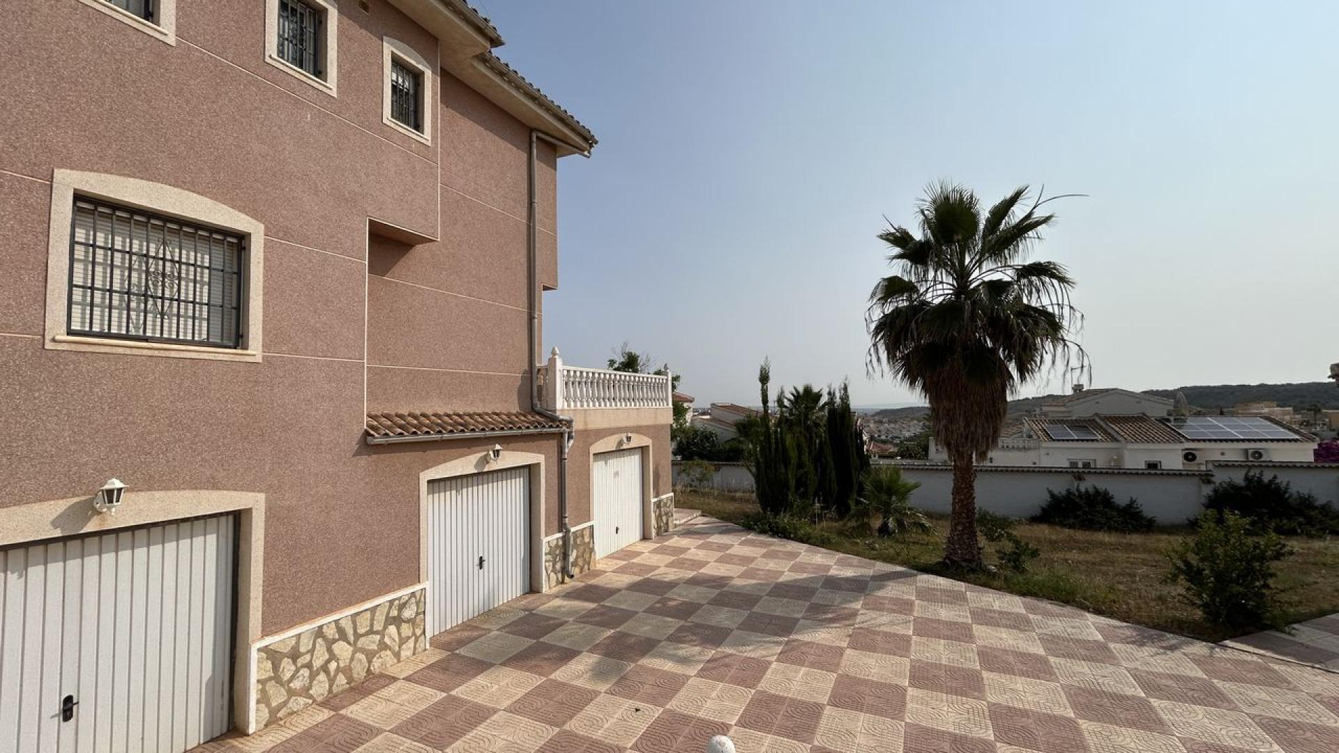 5-Bedroom Villa in Rojales - Image 11