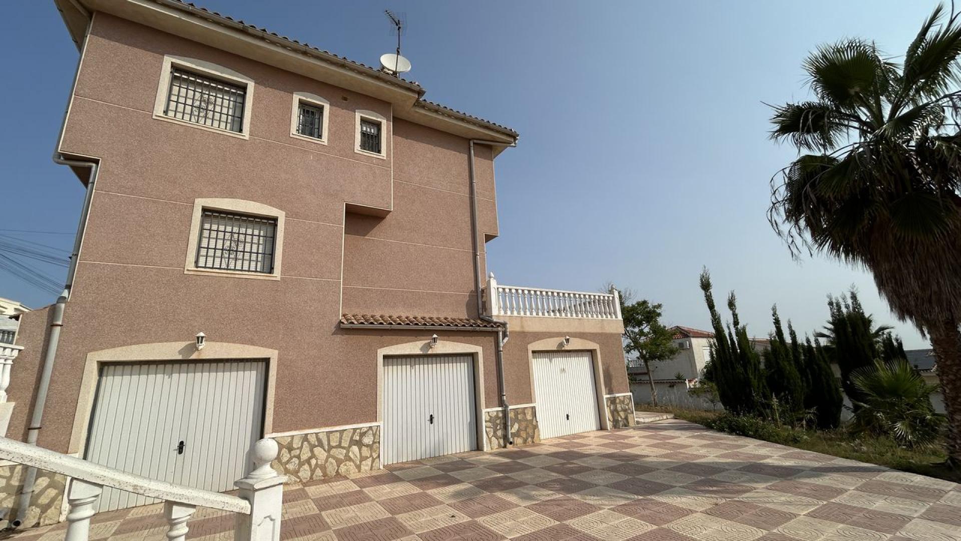 5-Bedroom Villa in Rojales - Image 8