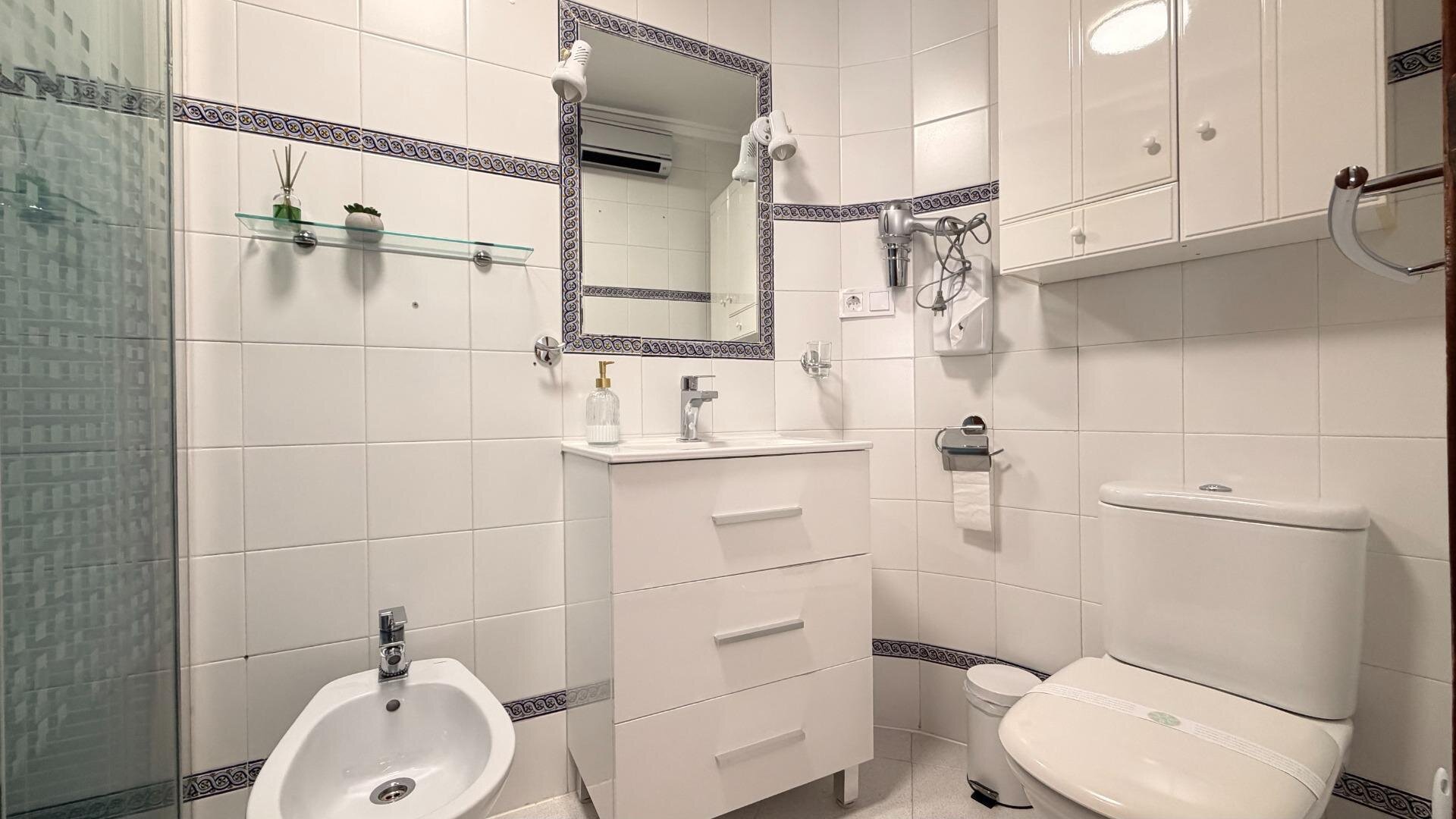 1-Bedroom Apartment in Habaneras, Torrevieja - Image 10
