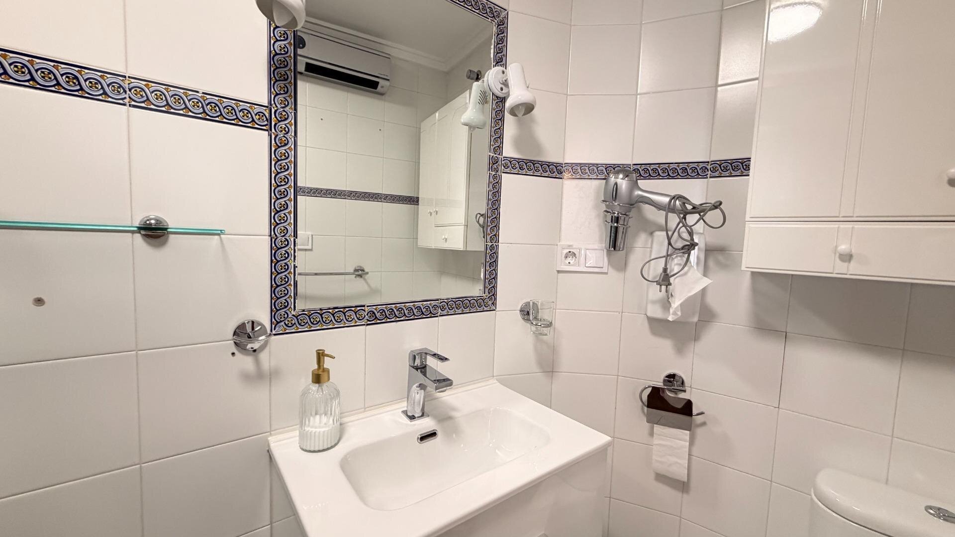 1-Bedroom Apartment in Habaneras, Torrevieja - Image 11
