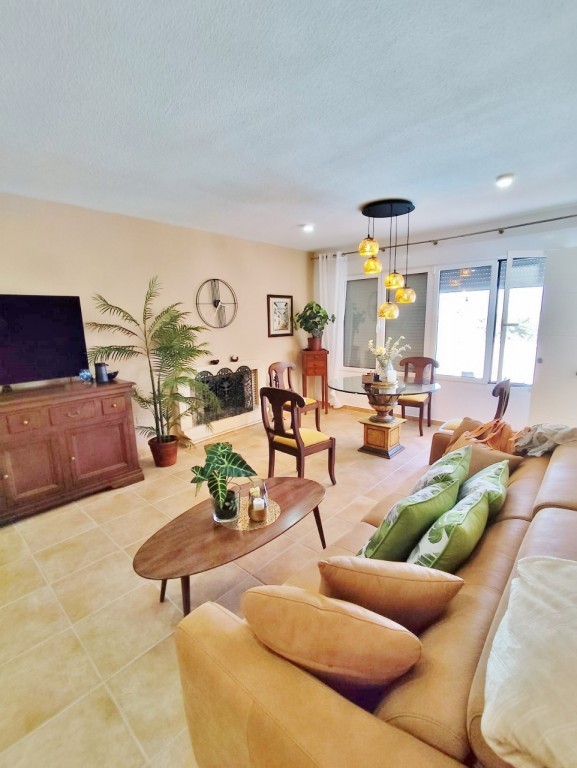 4-Bedroom Villa in Pueblo, San Miguel de Salinas - Image 2