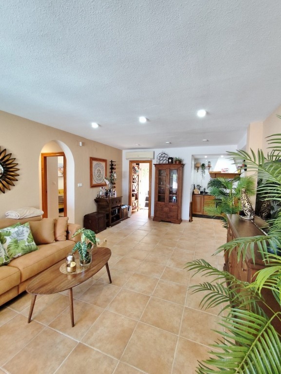 4-Bedroom Villa in Pueblo, San Miguel de Salinas - Image 6