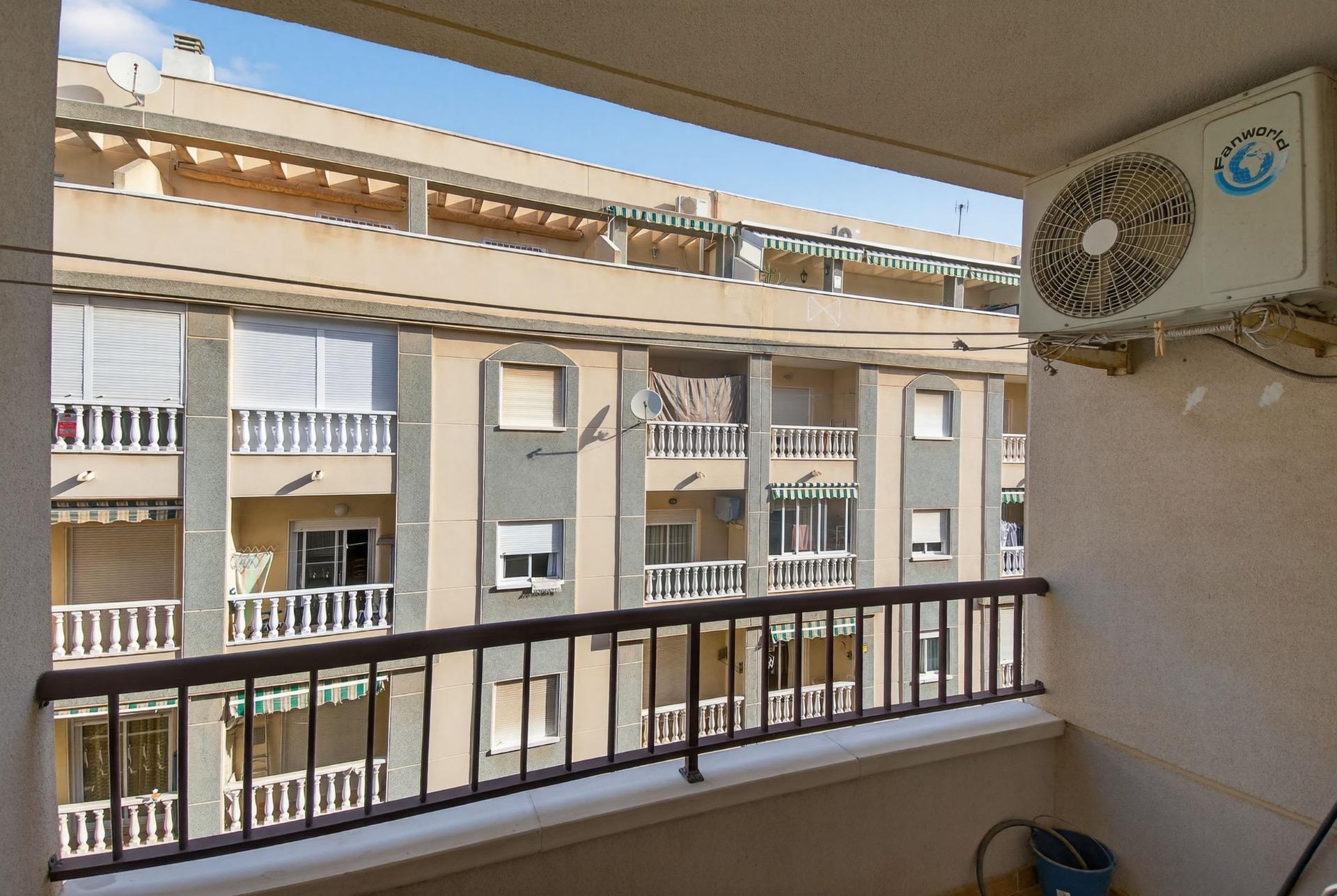 2-Bedroom Apartment in Parque de las Naciones, Torrevieja - Image 15