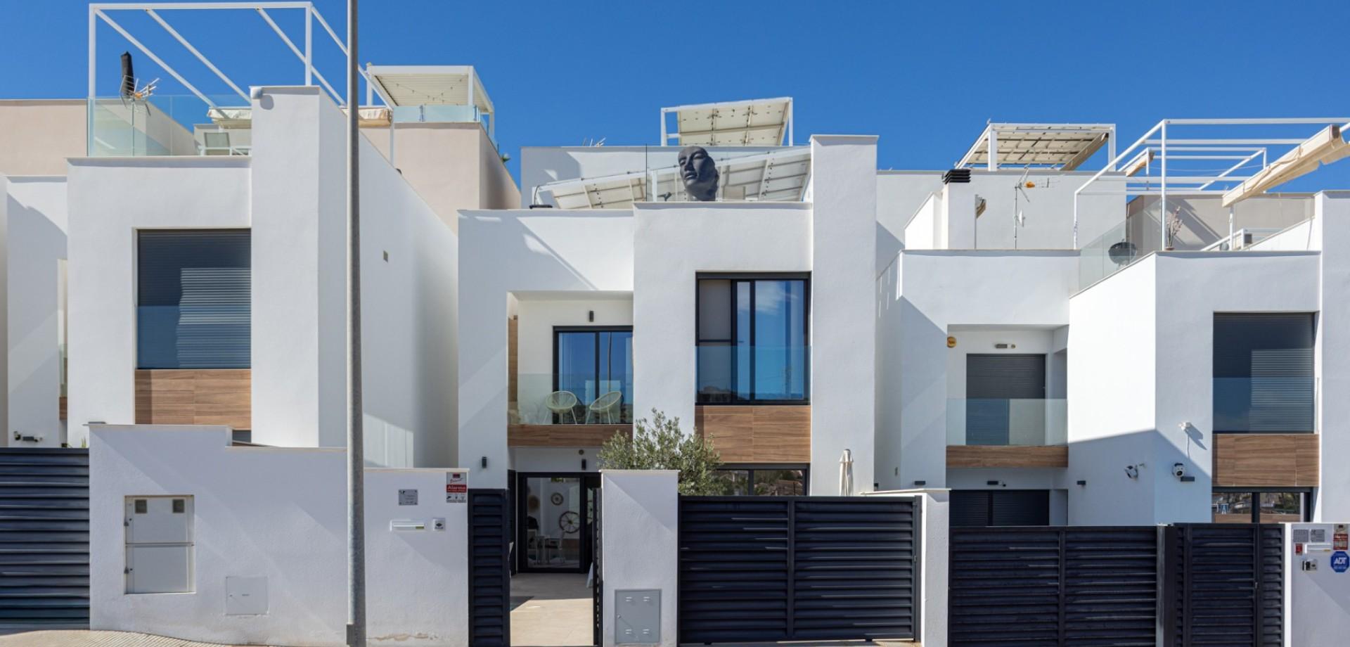 3-Bedroom House in Pueblo 4, Benijofar - Image 2