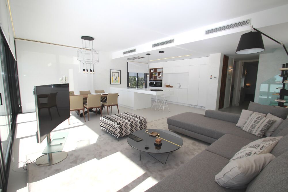 4-Bedroom Villa in San Miguel de Salinas - Image 4