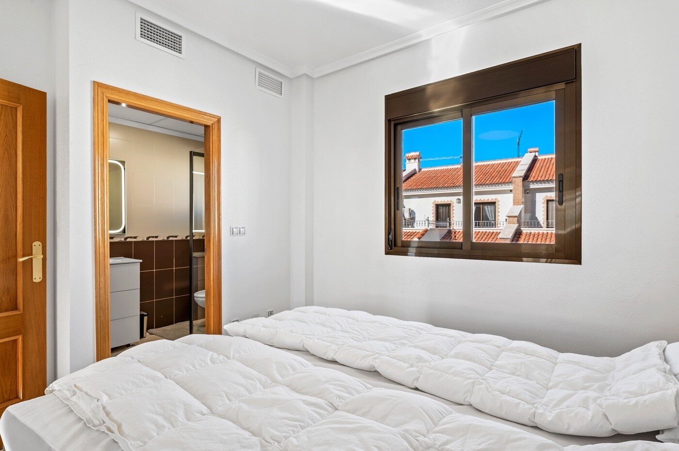 3-Bedroom House in San Miguel de Salinas - Image 16