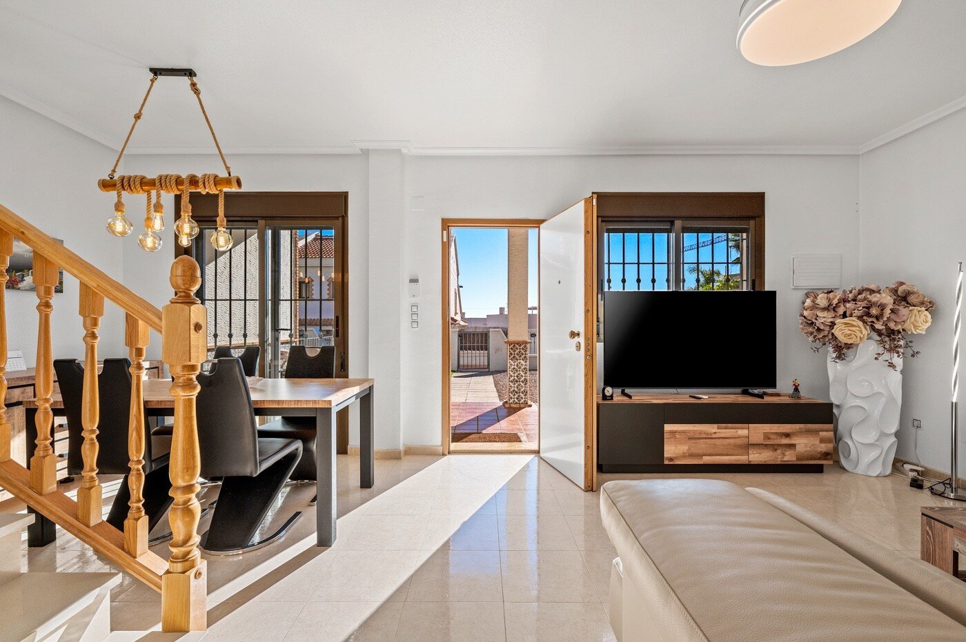 3-Bedroom House in San Miguel de Salinas - Image 9