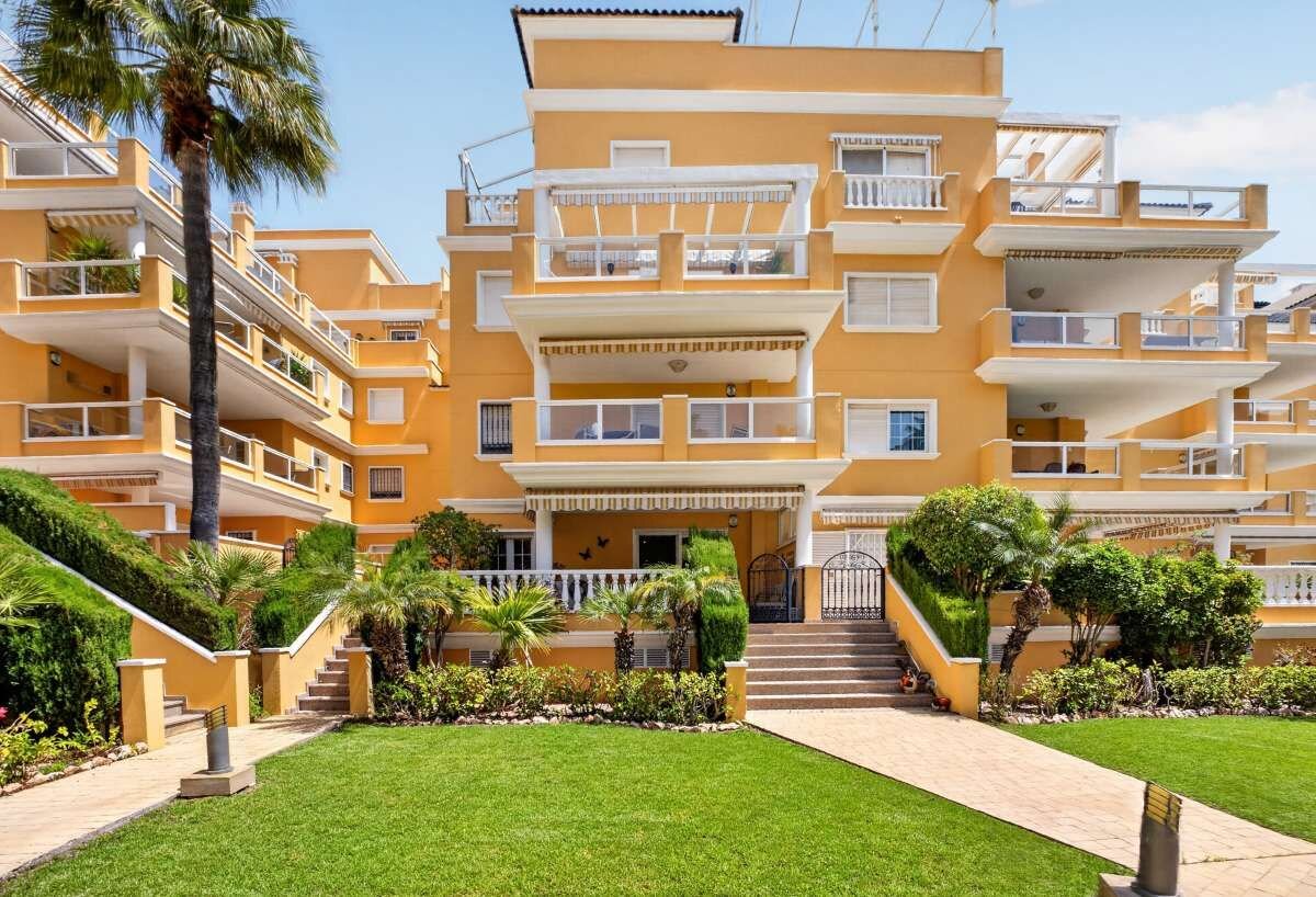 2-Bedroom Apartment in Cabo Roig, Orihuela Costa - Image 9