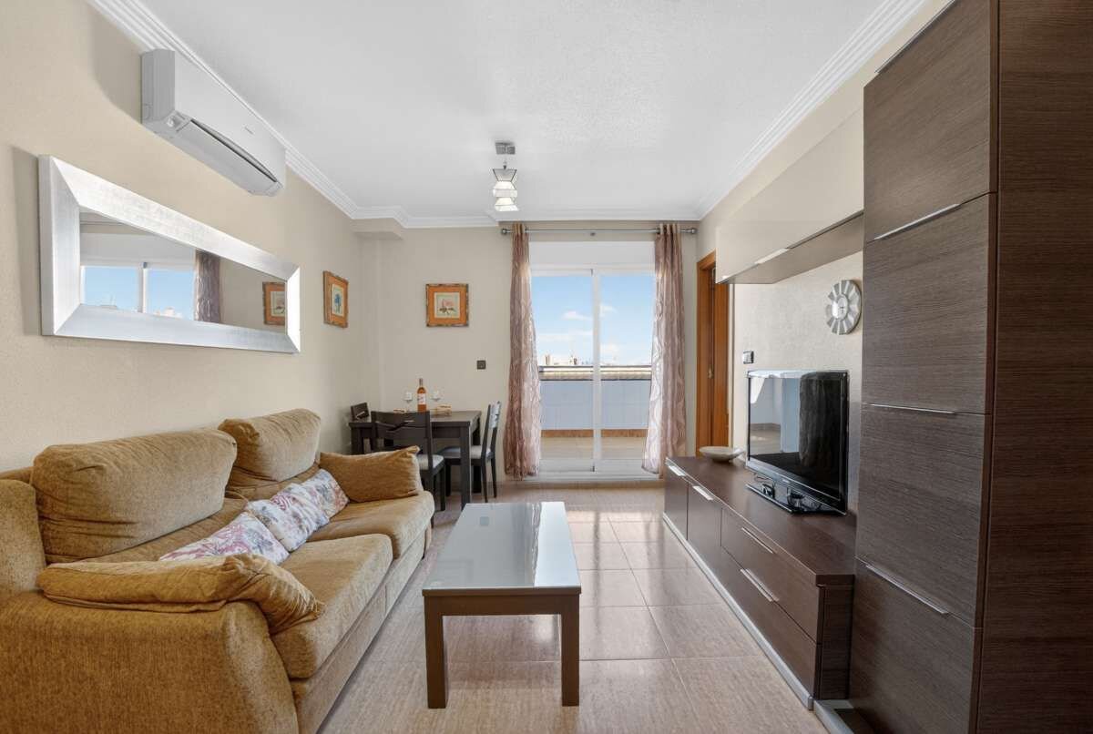 3-Bedroom Apartment in Centro, Torrevieja - Image 2