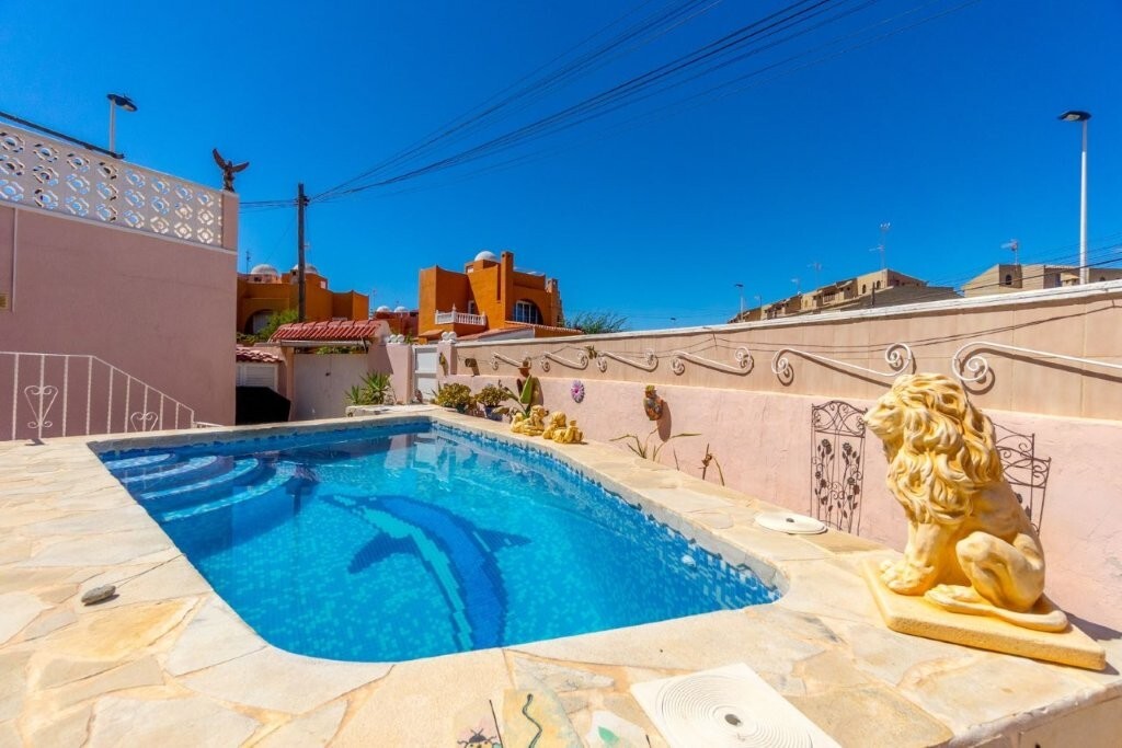 5-Bedroom House in Torrevieja - Image 3