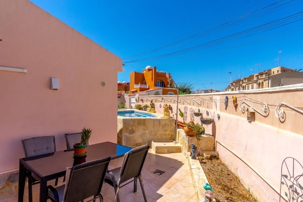 5-Bedroom House in Torrevieja - Image 5