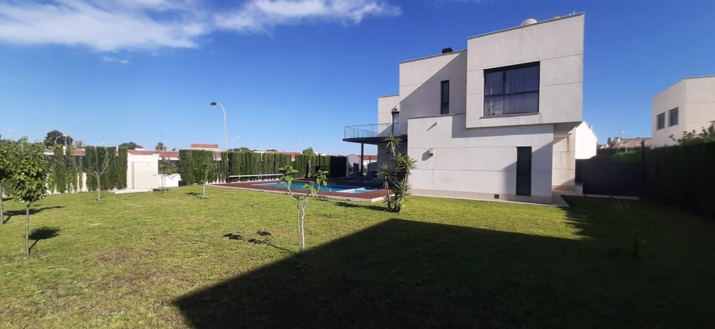 4-Bedroom Villa in Santiago de la Ribera - Image 87