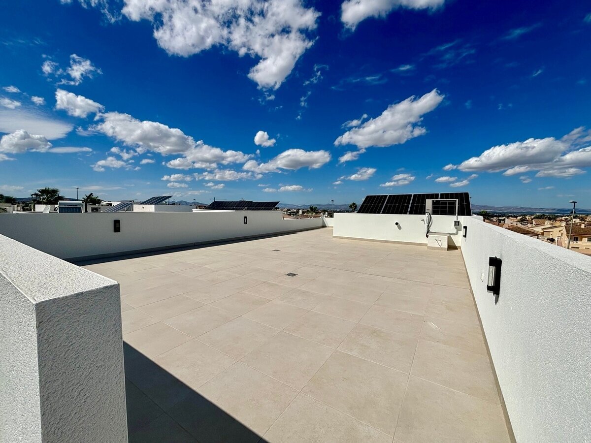 3-Bedroom Detached House in Rojales - Image 10