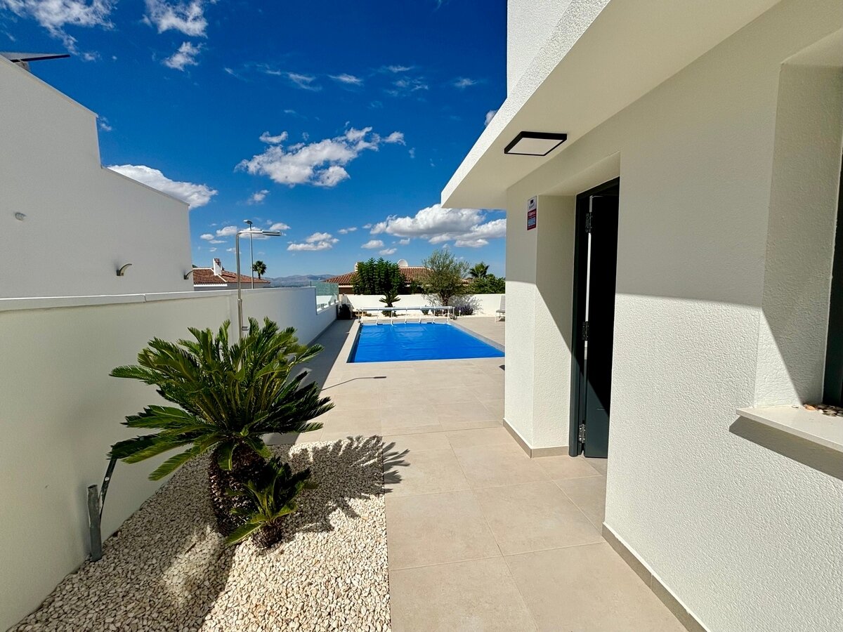 3-Bedroom Detached House in Rojales - Image 11