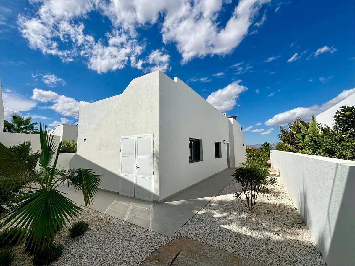 3-Bedroom Detached House in Rojales - Image 12