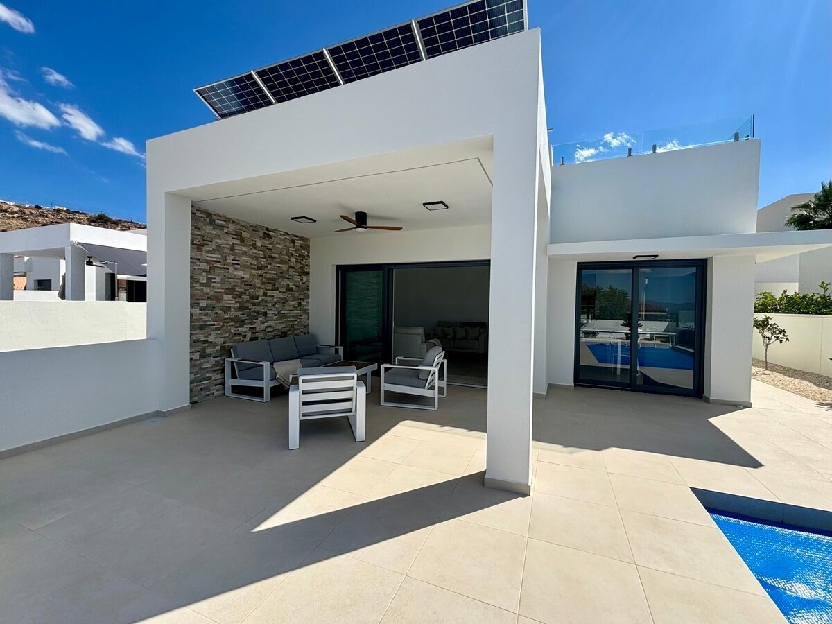 3-Bedroom Detached House in Rojales - Image 13