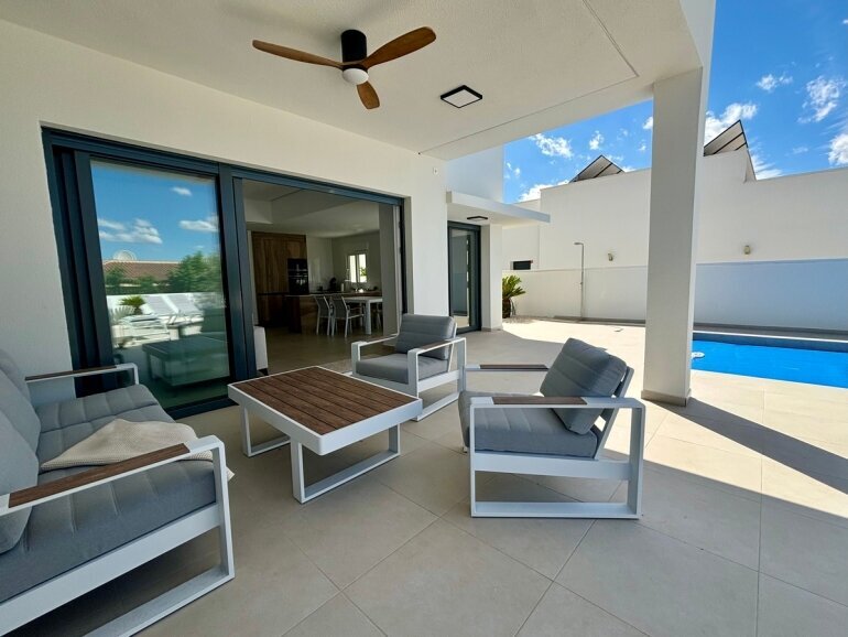 3-Bedroom Detached House in Rojales - Image 14