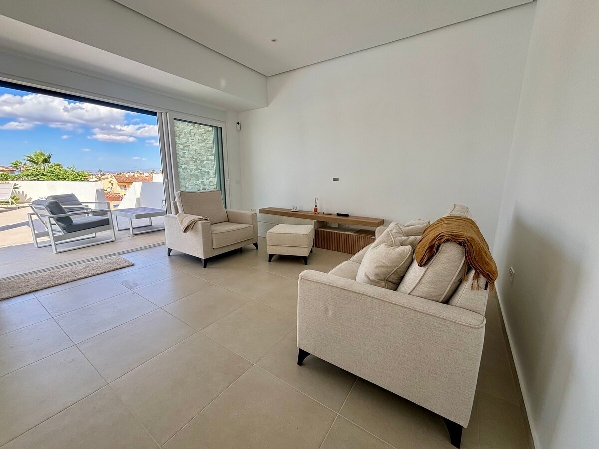3-Bedroom Detached House in Rojales - Image 16