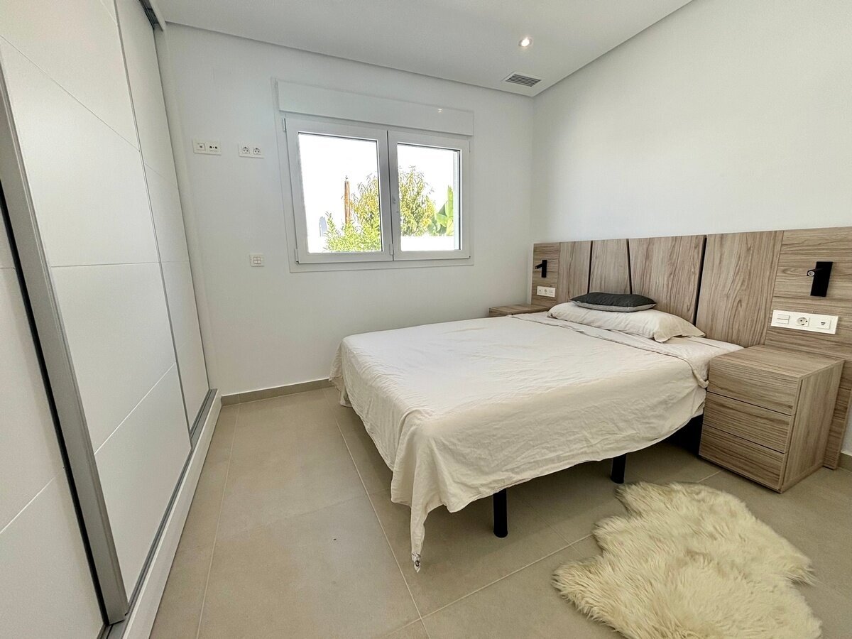 3-Bedroom Detached House in Rojales - Image 18