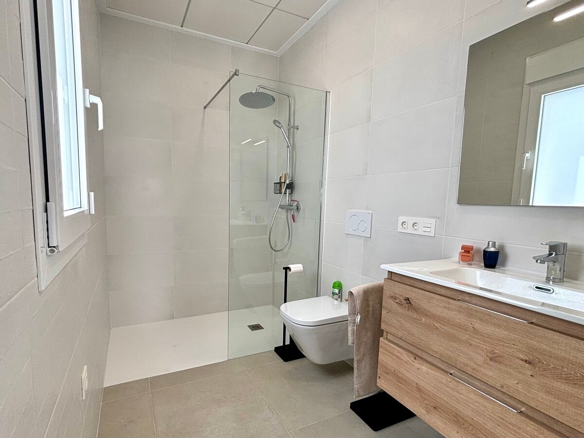 3-Bedroom Detached House in Rojales - Image 21