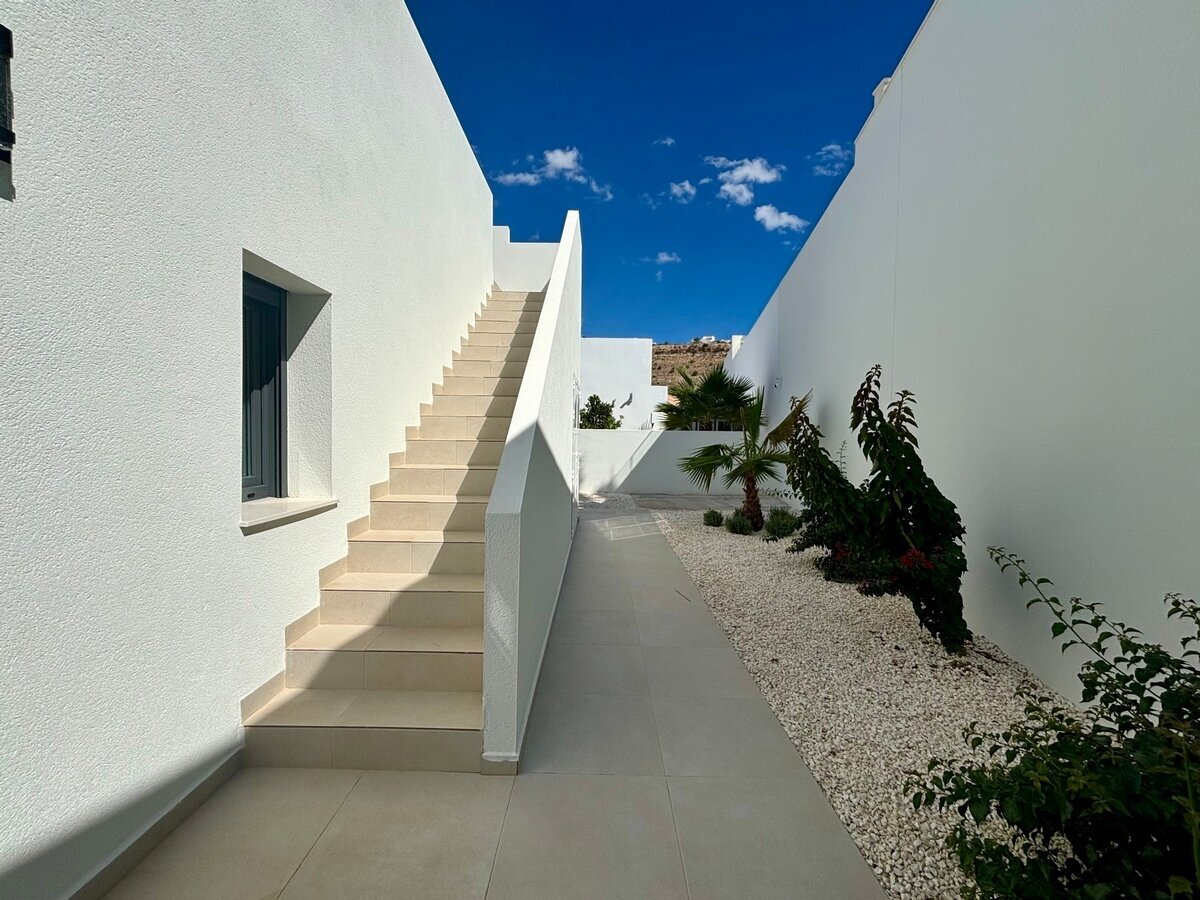 3-Bedroom Detached House in Rojales - Image 25
