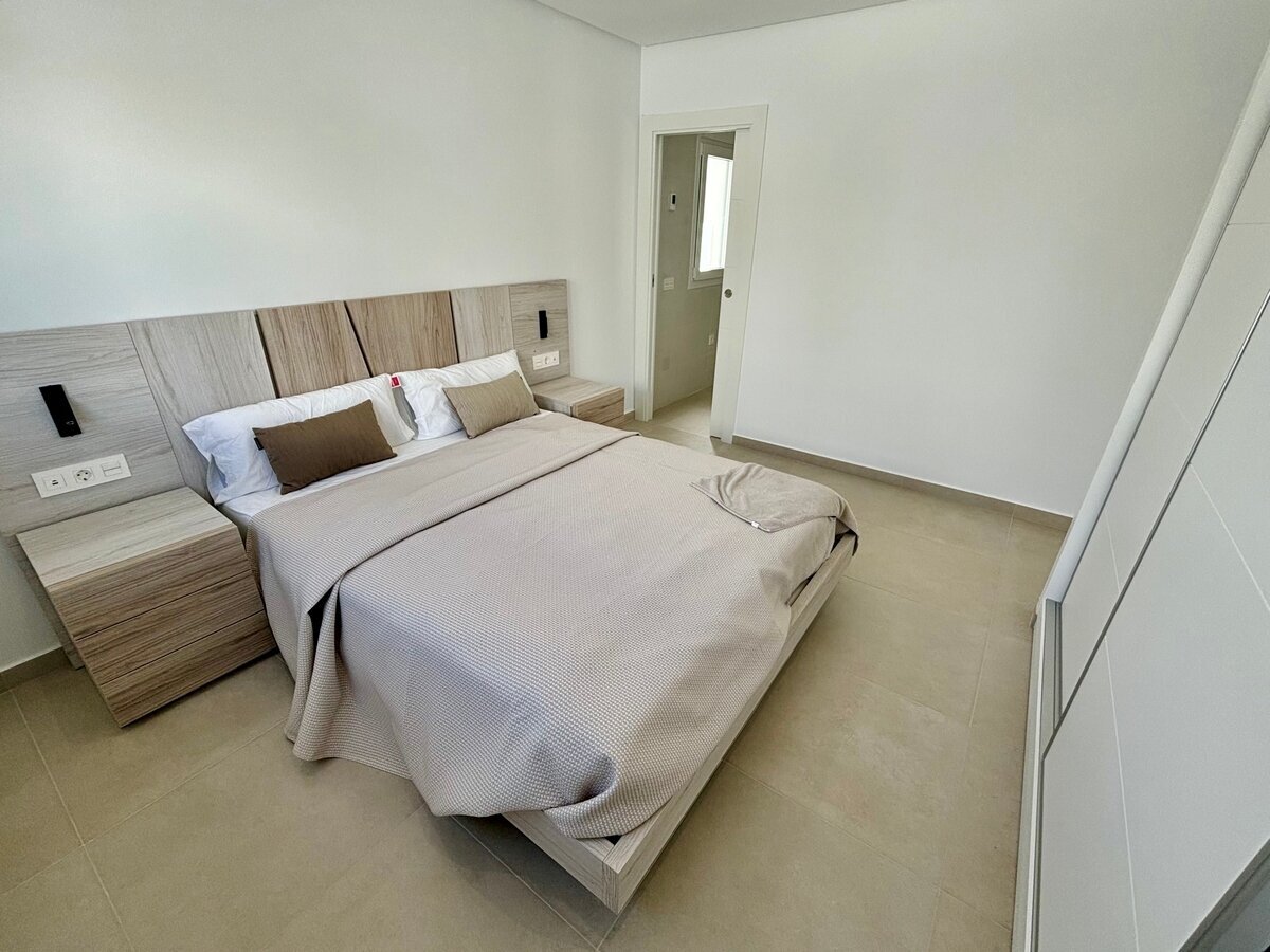 3-Bedroom Detached House in Rojales - Image 7
