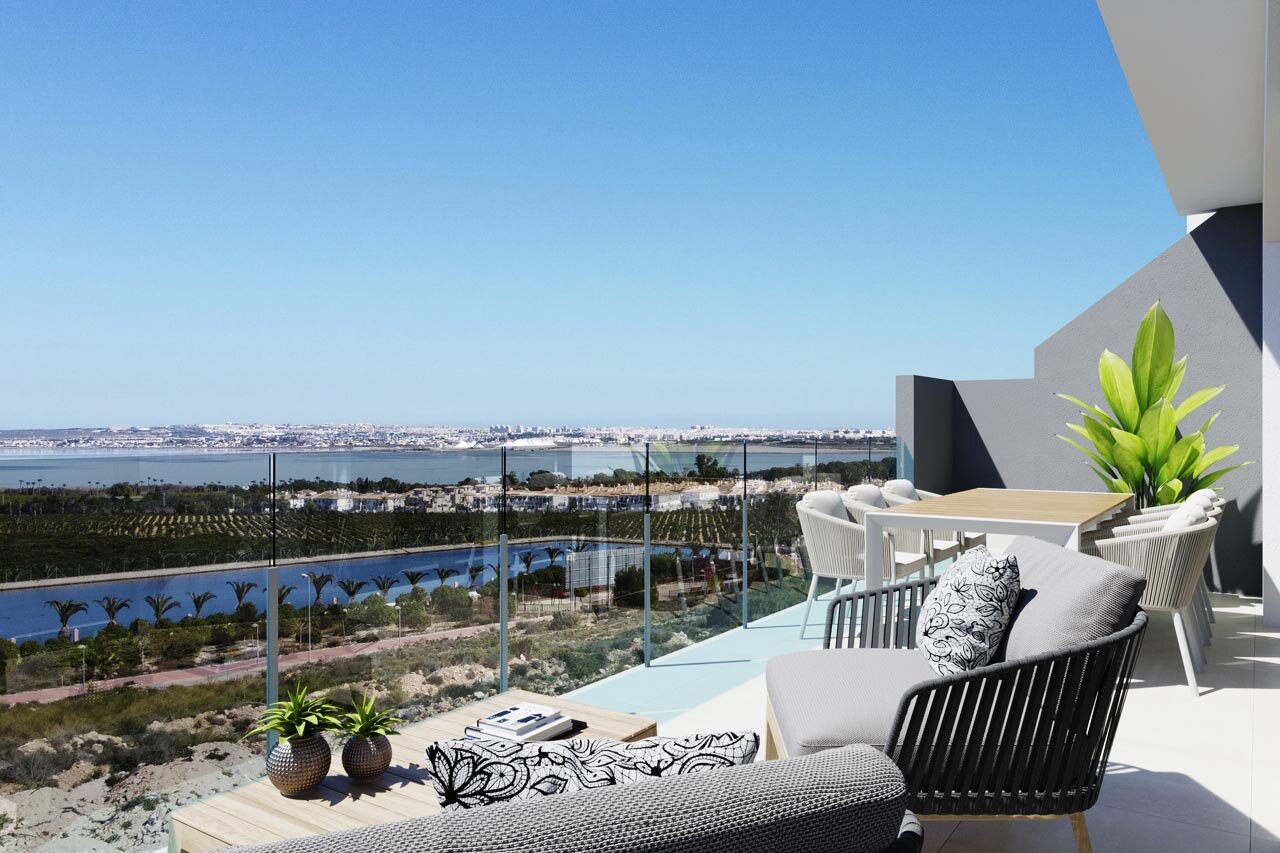 2-Bedroom Penthouse Apartment in Torrevieja - Image 21