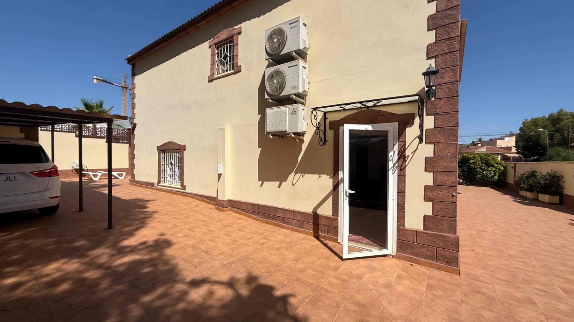 7-Bedroom Villa in Los Balcones - Los Altos del Edén, Torrevieja - Image 9