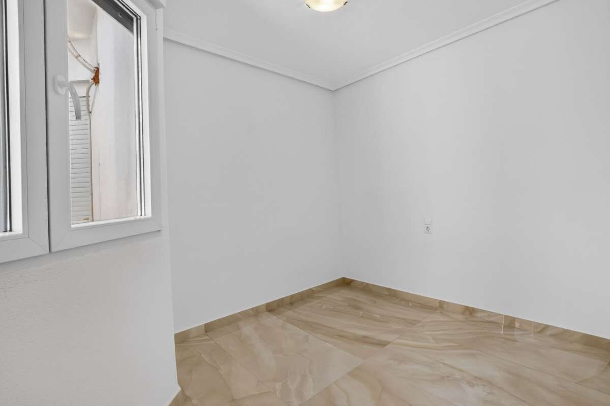2-Bedroom Apartment in Centro, Torrevieja - Image 11
