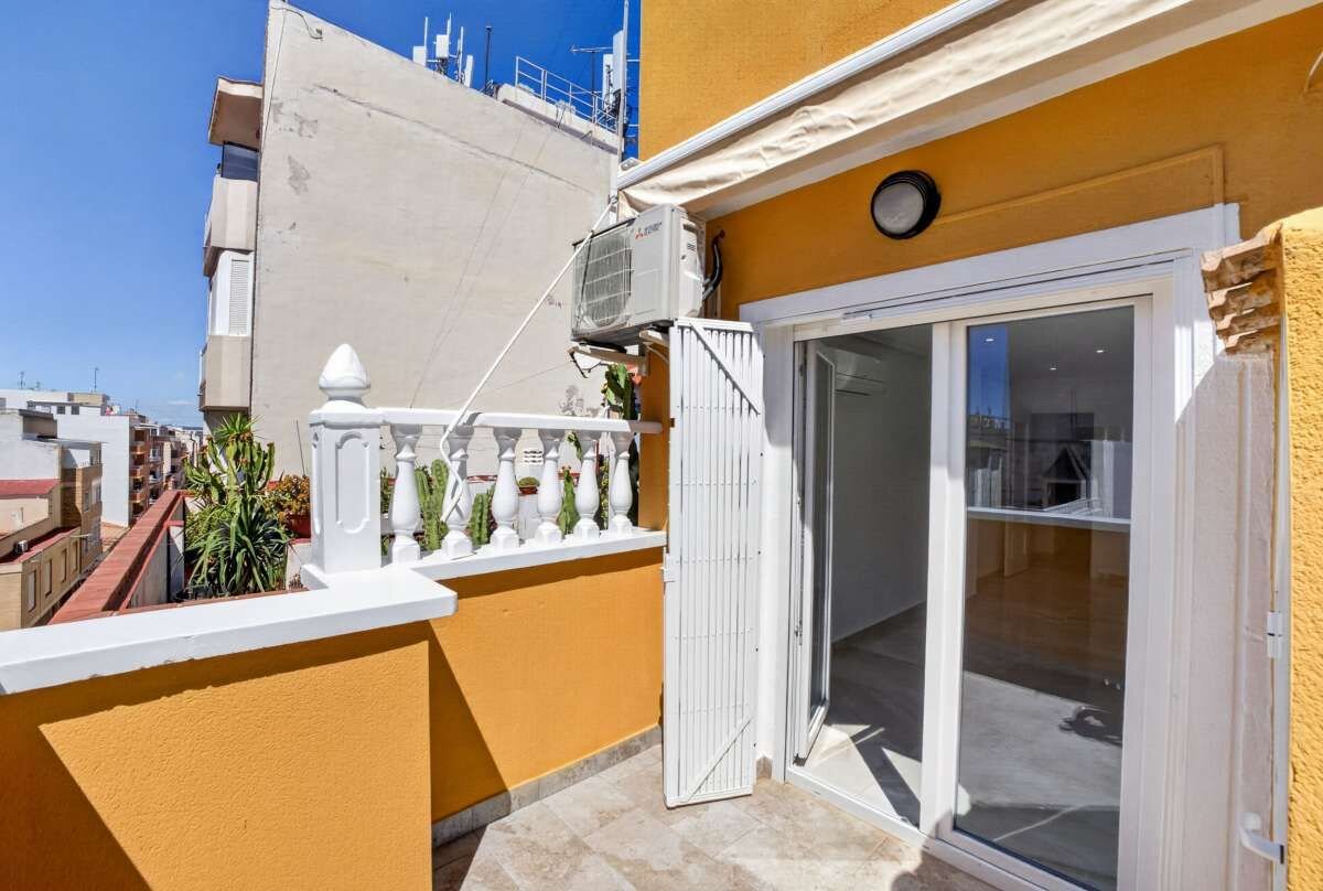 2-Bedroom Apartment in Centro, Torrevieja - Image 2