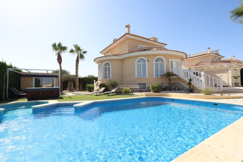 5-Bedroom Villa in Rojales - Image 1