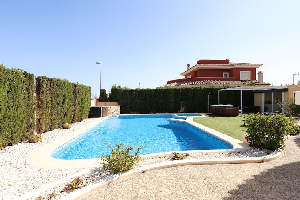 5-Bedroom Villa in Rojales - Image 2
