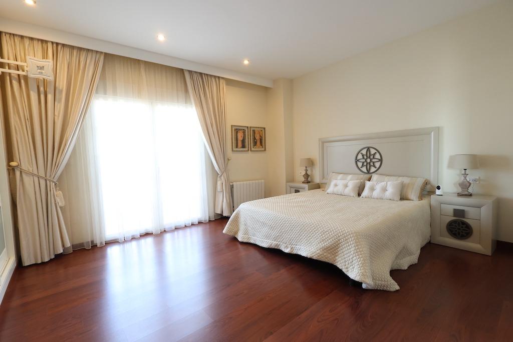 5-Bedroom Villa in Rojales - Image 34