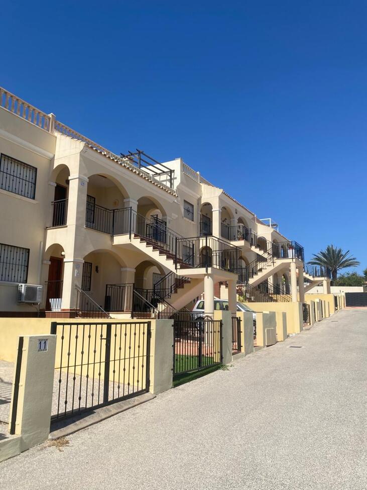 2-Bedroom Apartment in Comunidad Valenciana, Algorfa - Image 1