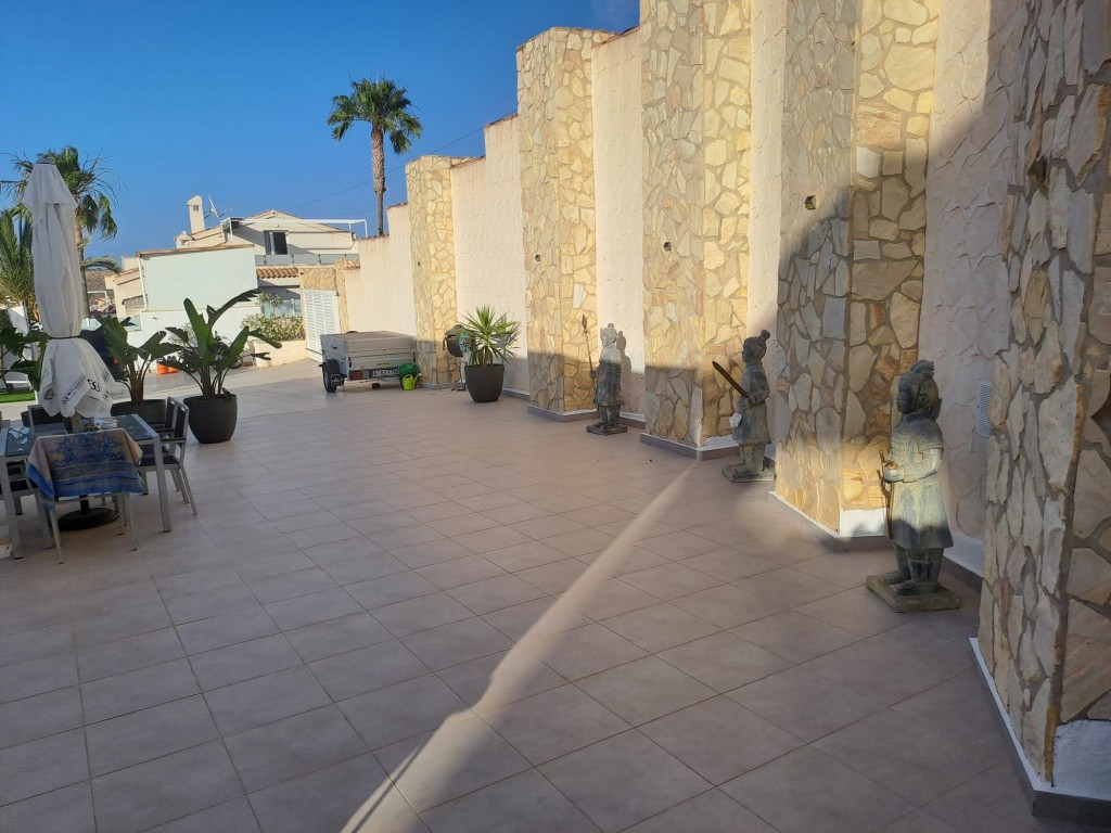 6-Bedroom Villa in Rojales - Image 13