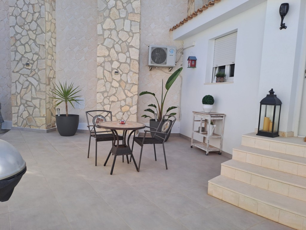 6-Bedroom Villa in Rojales - Image 36