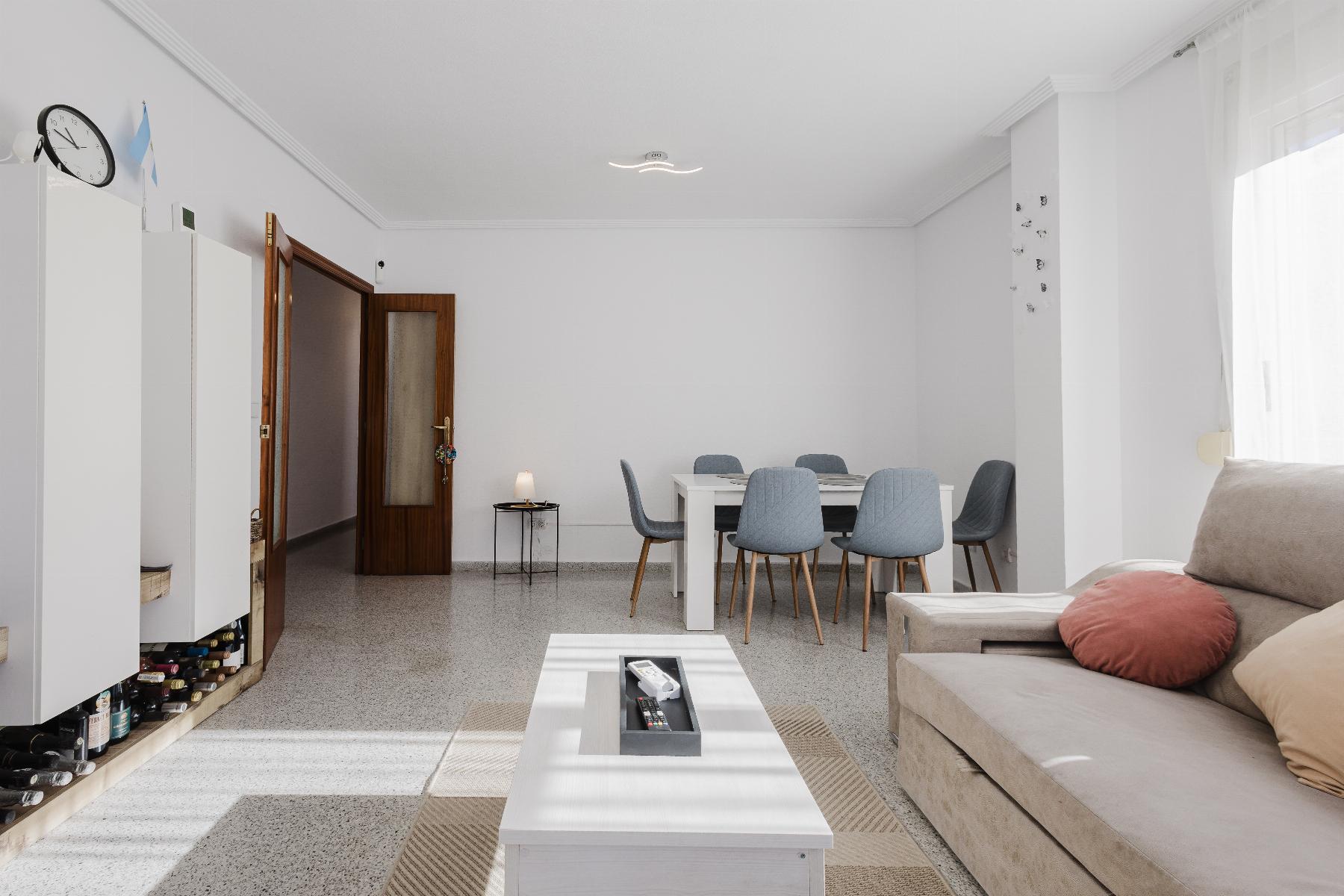 4-Bedroom Apartment in Pueblo 9, San Miguel de Salinas - Image 4