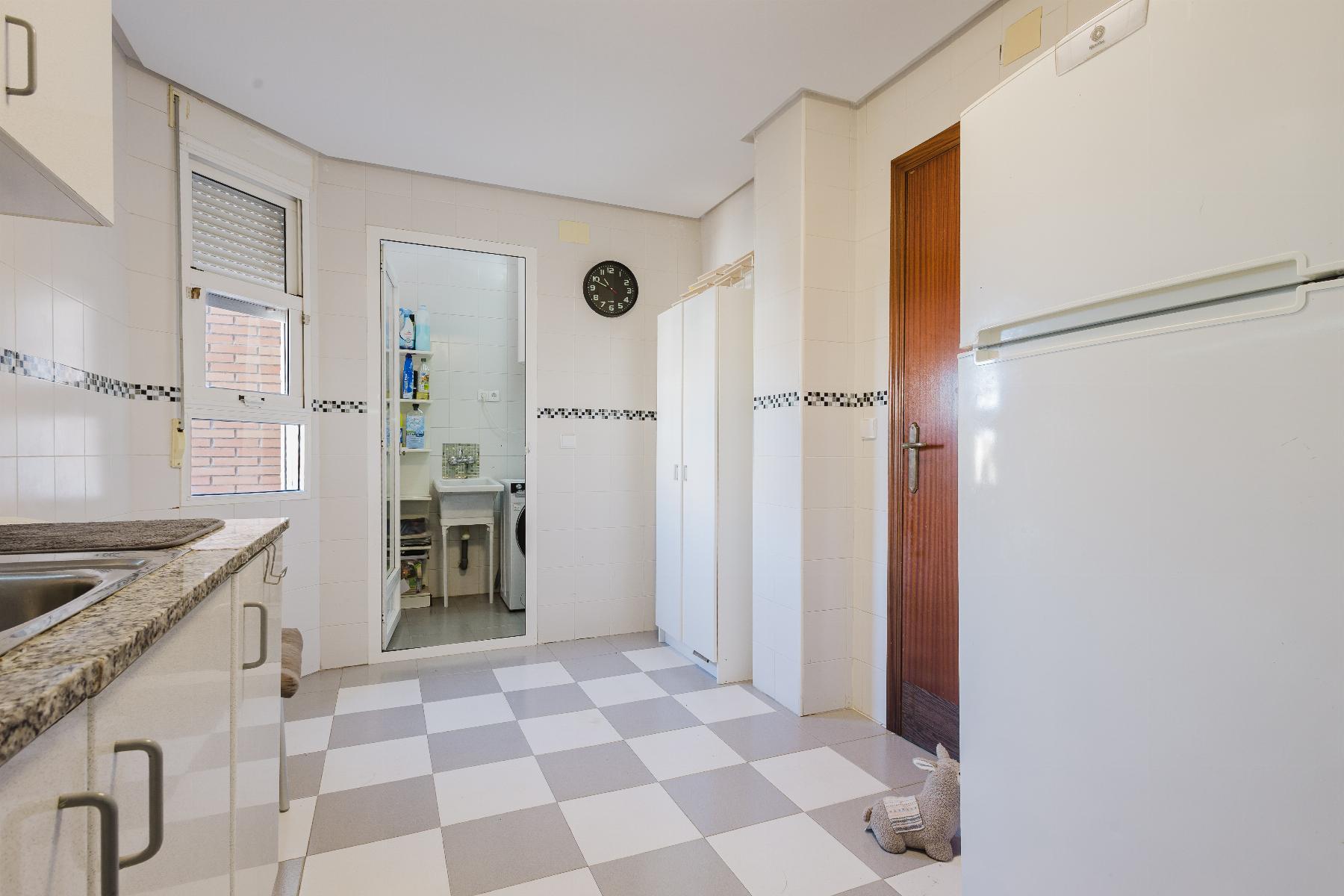 4-Bedroom Apartment in Pueblo 9, San Miguel de Salinas - Image 9