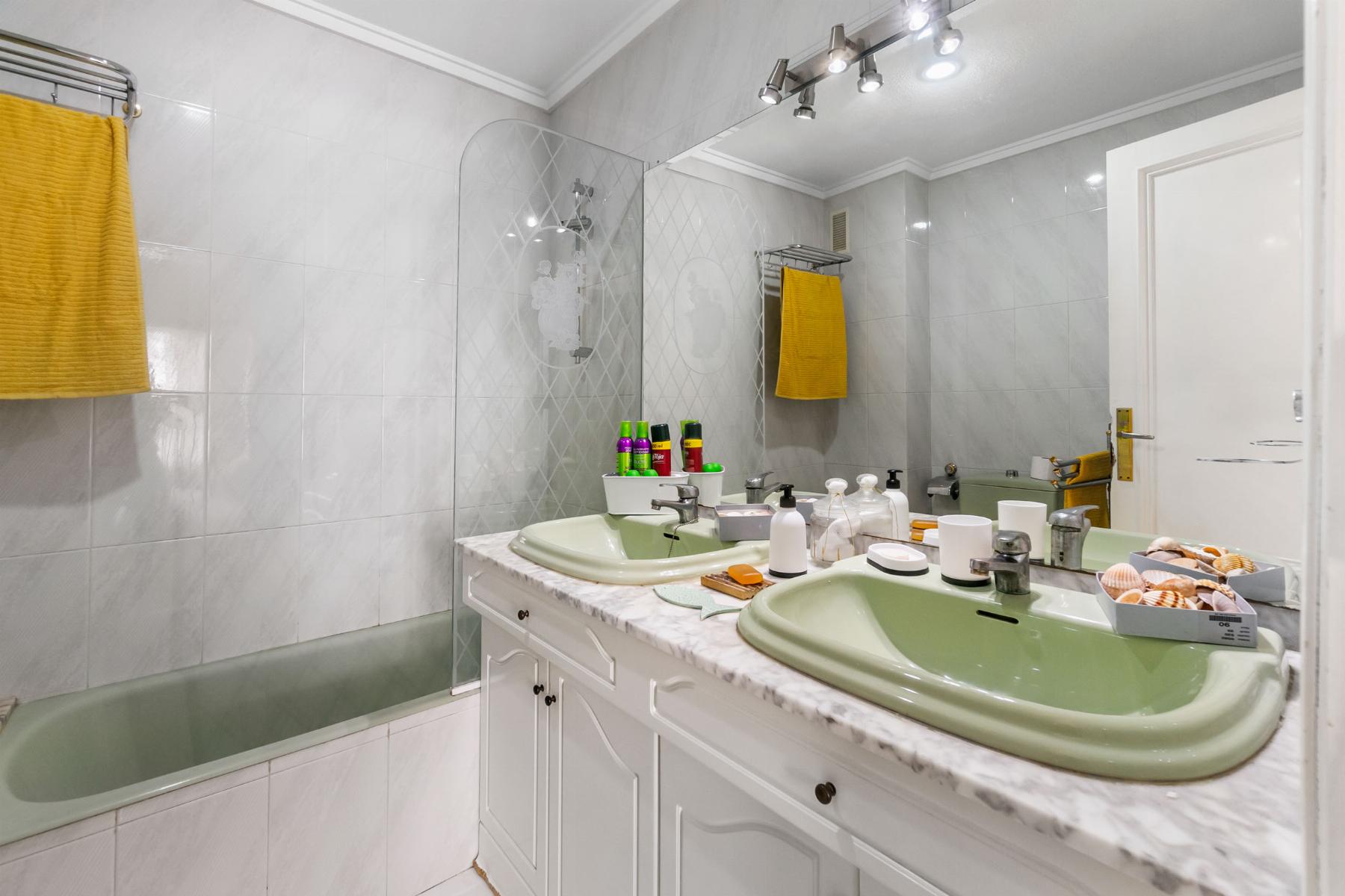 4-Bedroom Apartment in Torrevieja - Image 12