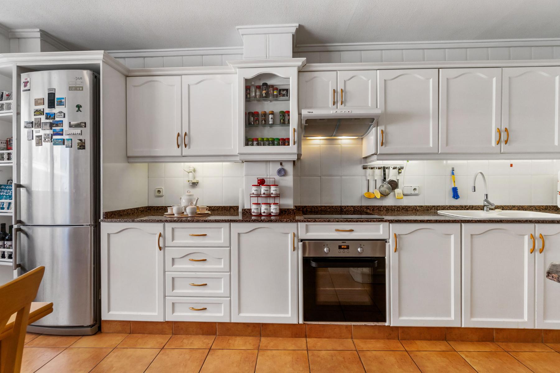 4-Bedroom Apartment in Torrevieja - Image 17