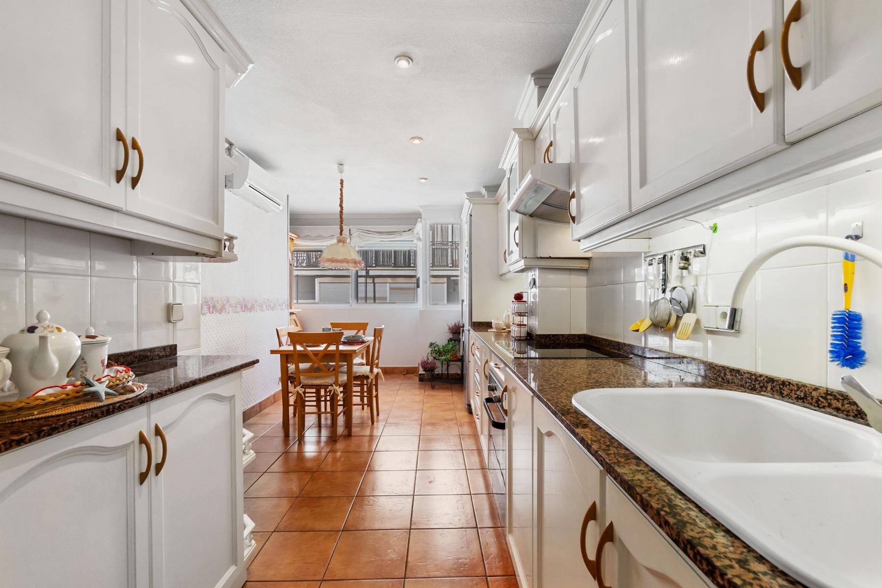 4-Bedroom Apartment in Torrevieja - Image 18