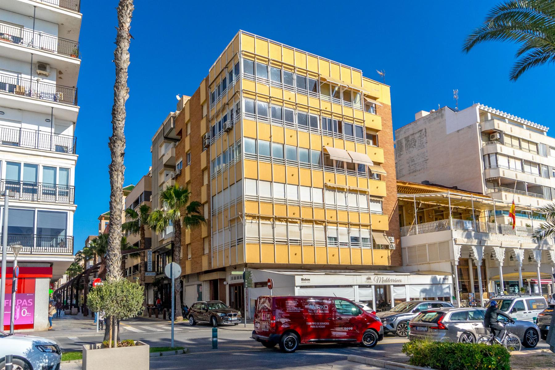 4-Bedroom Apartment in Torrevieja - Image 21